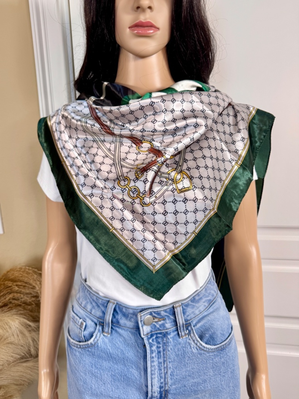 WOMEN'S GREEN SILKY FEEL ABSTRACT PRINTED SQUARE SCARF - NEW IN PACKAGE - Picture 4 of 11
